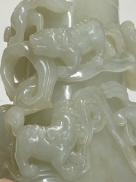 Beau vase couvert aux lions bouddhistes en jade blanc, Chine, Qing