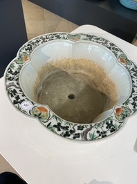 Jardini&egrave;re imp&eacute;riale en porcelaine de Chine famille verte, marque et &eacute;poque de Kangxi