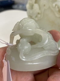 Beau vase couvert aux lions bouddhistes en jade blanc, Chine, Qing