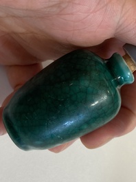 Zestien Chinese polychrome porseleinen snuifflessen en miniatuur vaasjes, 18/20e eeuw