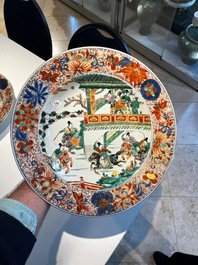 Paire de plats en porcelaine de Chine famille verte &agrave; d&eacute;cor de l'Emp&eacute;reur Yang, Kangxi