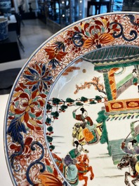Paire de plats en porcelaine de Chine famille verte &agrave; d&eacute;cor de l'Emp&eacute;reur Yang, Kangxi