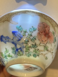 Een zeldzame Chinese famille rose 'hanen' kop en schotel met Baiyun Shanren 白雲山人 zegelmerk, Yongzheng
