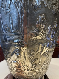 Paire de vases en argent &agrave; d&eacute;cor de l'anniversaire de Guo Ziyi, Chine, marque de Qingyun 慶雲, 19&egrave;me