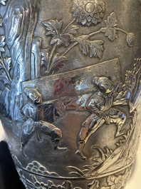 Paire de vases en argent &agrave; d&eacute;cor de l'anniversaire de Guo Ziyi, Chine, marque de Qingyun 慶雲, 19&egrave;me