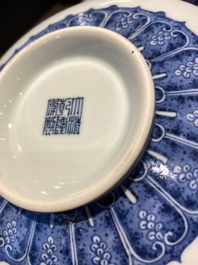 Coupe sur talon ou tazza en porcelaine de Chine en bleu et blanc &agrave; d&eacute;cor 'Bajixiang', marque et &eacute;poque de Qianlong