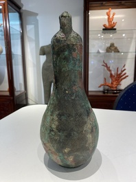 Rare vase couvert archa&iuml;que en forme de gourde en bronze, 'hu', Chine, Zhou de l'Est