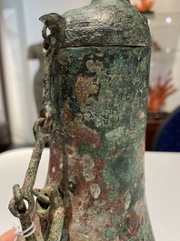 Rare vase couvert archa&iuml;que en forme de gourde en bronze, 'hu', Chine, Zhou de l'Est