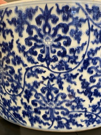 Impressionnant bassin en porcelaine de Chine en bleu et blanc &agrave; d&eacute;cor de rinceaux floraux, Kangxi