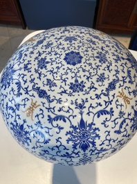 Een grote ronde Chinese dekseldoos met overglazuur blauw lotusdecor, Guangxu merk en periode