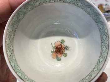 Een zeldzame Chinese famille rose 'hanen' kop en schotel met Baiyun Shanren 白雲山人 zegelmerk, Yongzheng