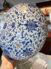 Een grote ronde Chinese dekseldoos met overglazuur blauw lotusdecor, Guangxu merk en periode