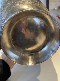 Paire de vases en argent &agrave; d&eacute;cor de l'anniversaire de Guo Ziyi, Chine, marque de Qingyun 慶雲, 19&egrave;me