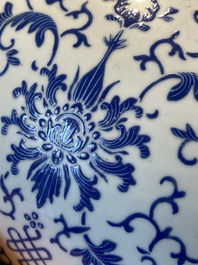 Een grote ronde Chinese dekseldoos met overglazuur blauw lotusdecor, Guangxu merk en periode