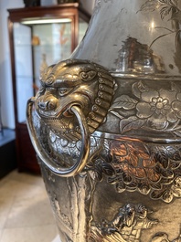 Paire de vases en argent &agrave; d&eacute;cor de l'anniversaire de Guo Ziyi, Chine, marque de Qingyun 慶雲, 19&egrave;me