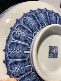 Coupe sur talon ou tazza en porcelaine de Chine en bleu et blanc &agrave; d&eacute;cor 'Bajixiang', marque et &eacute;poque de Qianlong
