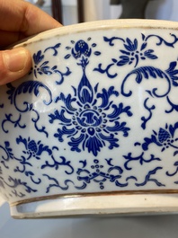 Een grote ronde Chinese dekseldoos met overglazuur blauw lotusdecor, Guangxu merk en periode