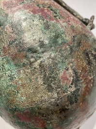Rare vase couvert archa&iuml;que en forme de gourde en bronze, 'hu', Chine, Zhou de l'Est