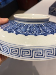 Coupe sur talon ou tazza en porcelaine de Chine en bleu et blanc &agrave; d&eacute;cor 'Bajixiang', marque et &eacute;poque de Qianlong