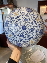 Een grote ronde Chinese dekseldoos met overglazuur blauw lotusdecor, Guangxu merk en periode