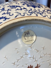 Een grote ronde Chinese dekseldoos met overglazuur blauw lotusdecor, Guangxu merk en periode