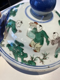 Grand vase couvert en porcelaine de Chine wucai &agrave; d&eacute;cor de l'anniversaire de Guo Ziyi, &eacute;poque Transition