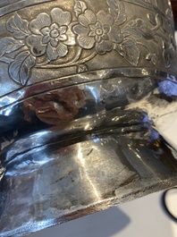 Paire de vases en argent &agrave; d&eacute;cor de l'anniversaire de Guo Ziyi, Chine, marque de Qingyun 慶雲, 19&egrave;me