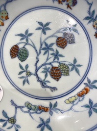 Belle coupe en porcelaine de Chine doucai &agrave; d&eacute;cor de fruits, Kangxi
