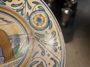 Een zeldzame polychrome Antwerpse majolica schotel met 'Christus als man van smarten', ca. 1540-1550