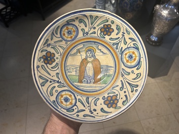 Een zeldzame polychrome Antwerpse majolica schotel met 'Christus als man van smarten', ca. 1540-1550