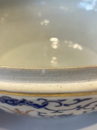 Een grote ronde Chinese dekseldoos met overglazuur blauw lotusdecor, Guangxu merk en periode