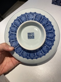 Coupe sur talon ou tazza en porcelaine de Chine en bleu et blanc &agrave; d&eacute;cor 'Bajixiang', marque et &eacute;poque de Qianlong