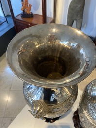 Paire de vases en argent &agrave; d&eacute;cor de l'anniversaire de Guo Ziyi, Chine, marque de Qingyun 慶雲, 19&egrave;me