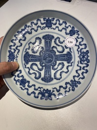 Coupe sur talon ou tazza en porcelaine de Chine en bleu et blanc &agrave; d&eacute;cor 'Bajixiang', marque et &eacute;poque de Qianlong