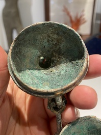 Rare vase couvert archa&iuml;que en forme de gourde en bronze, 'hu', Chine, Zhou de l'Est