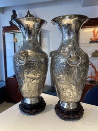 Paire de vases en argent &agrave; d&eacute;cor de l'anniversaire de Guo Ziyi, Chine, marque de Qingyun 慶雲, 19&egrave;me