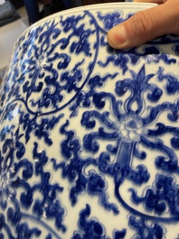 Impressionnant bassin en porcelaine de Chine en bleu et blanc &agrave; d&eacute;cor de rinceaux floraux, Kangxi