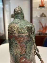 Rare vase couvert archa&iuml;que en forme de gourde en bronze, 'hu', Chine, Zhou de l'Est