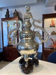 Grand br&ucirc;le-parfum tripod en argent, marque Shanghai Xinfengxiang 上海新鳳祥, Chine, dat&eacute; 1925
