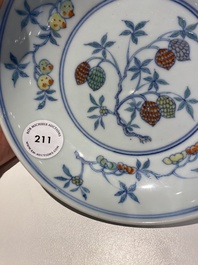 Belle coupe en porcelaine de Chine doucai &agrave; d&eacute;cor de fruits, Kangxi