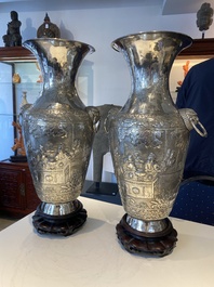 Paire de vases en argent &agrave; d&eacute;cor de l'anniversaire de Guo Ziyi, Chine, marque de Qingyun 慶雲, 19&egrave;me