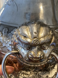 Paire de vases en argent &agrave; d&eacute;cor de l'anniversaire de Guo Ziyi, Chine, marque de Qingyun 慶雲, 19&egrave;me