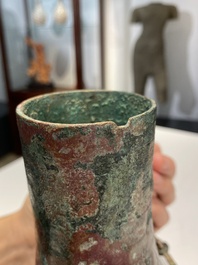 Rare vase couvert archa&iuml;que en forme de gourde en bronze, 'hu', Chine, Zhou de l'Est