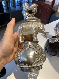 Grand br&ucirc;le-parfum tripod en argent, marque Shanghai Xinfengxiang 上海新鳳祥, Chine, dat&eacute; 1925
