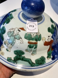 Grand vase couvert en porcelaine de Chine wucai &agrave; d&eacute;cor de l'anniversaire de Guo Ziyi, &eacute;poque Transition