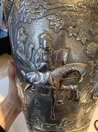 Paire de vases en argent &agrave; d&eacute;cor de l'anniversaire de Guo Ziyi, Chine, marque de Qingyun 慶雲, 19&egrave;me