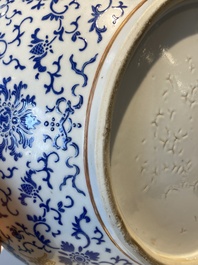 Een grote ronde Chinese dekseldoos met overglazuur blauw lotusdecor, Guangxu merk en periode