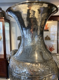 Paire de vases en argent &agrave; d&eacute;cor de l'anniversaire de Guo Ziyi, Chine, marque de Qingyun 慶雲, 19&egrave;me
