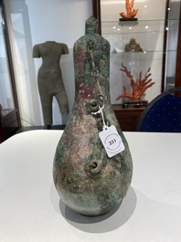 Rare vase couvert archa&iuml;que en forme de gourde en bronze, 'hu', Chine, Zhou de l'Est