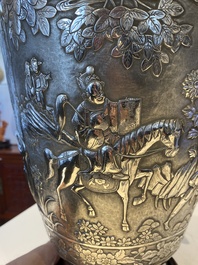 Paire de vases en argent &agrave; d&eacute;cor de l'anniversaire de Guo Ziyi, Chine, marque de Qingyun 慶雲, 19&egrave;me